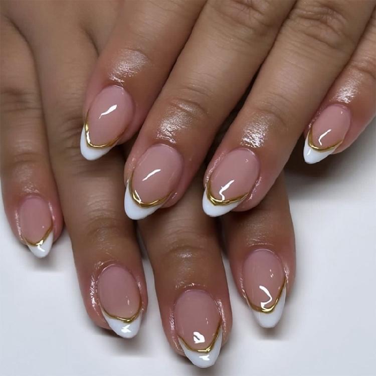 Mandelformade lösnaglar med fransk vita toppar, korta press-on naglar, nagellim, klisternaglar, mode nageldekorering för kvinnor