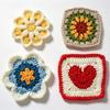 Handgestricktes Woll-Weihnachts-Tassenuntersetzer-Set mit Cartoon-Motiven - Isoliert und Festlich