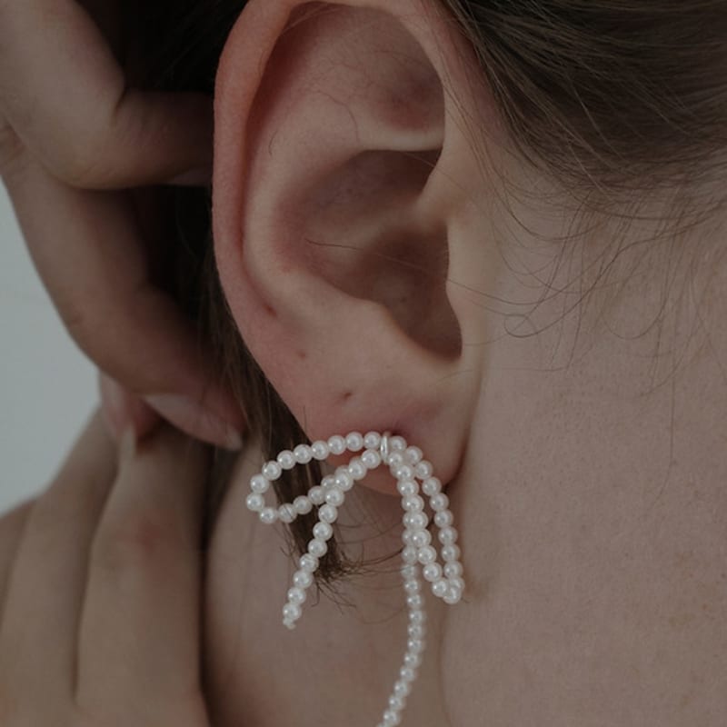 

MONDAY EDITION Tiny Pearl Bow Earrings white