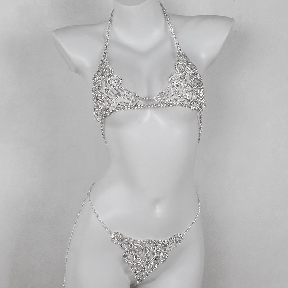 

Стильный бикини-топ со стразами и цветочной цепочкой для ночного клуба