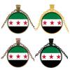 Elegante Halskette mit Anhänger der syrischen Flagge, die Nationalstolz und kulturelle Identität symbolisiert, aus robusten Materialien für den Alltag