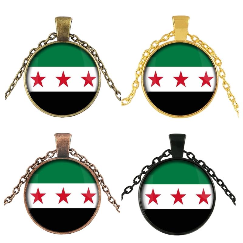 Elegante Halskette mit Anhänger der syrischen Flagge, die Nationalstolz und kulturelle Identität symbolisiert, aus robusten Materialien für den Alltag