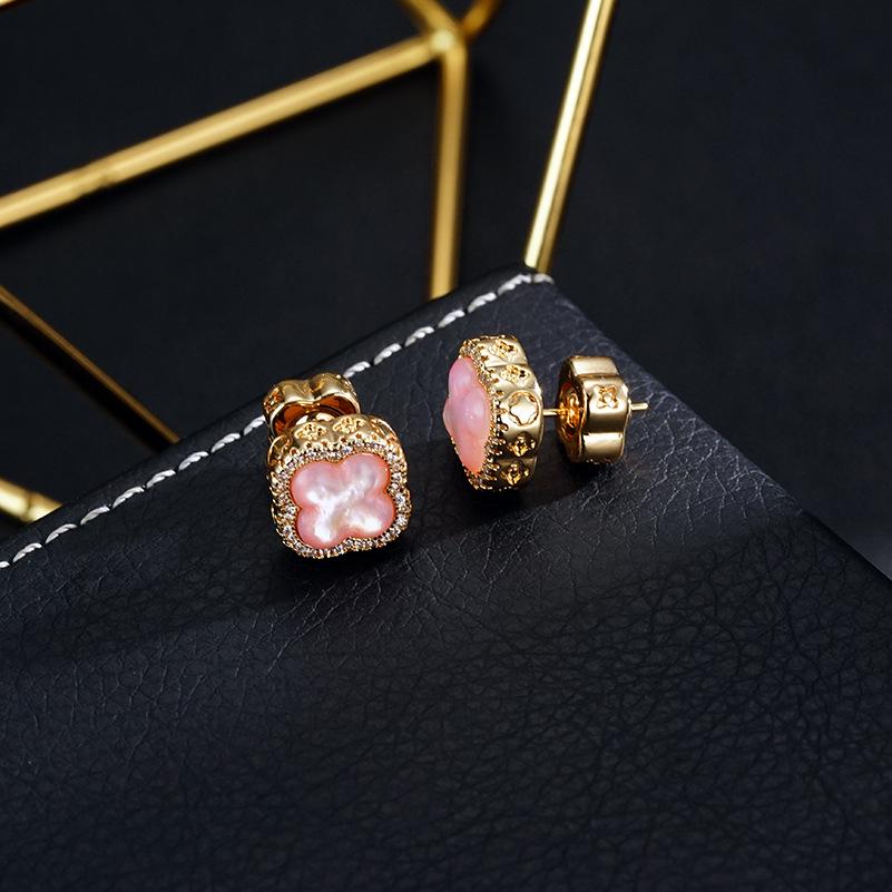 

Розовые серьги-пусеты Клевер из перламутра с циркониевой отделкой - Винтажный дизайн класса люкс 18K