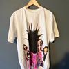 Rosa Klebeband. Tour weißes T-Shirt