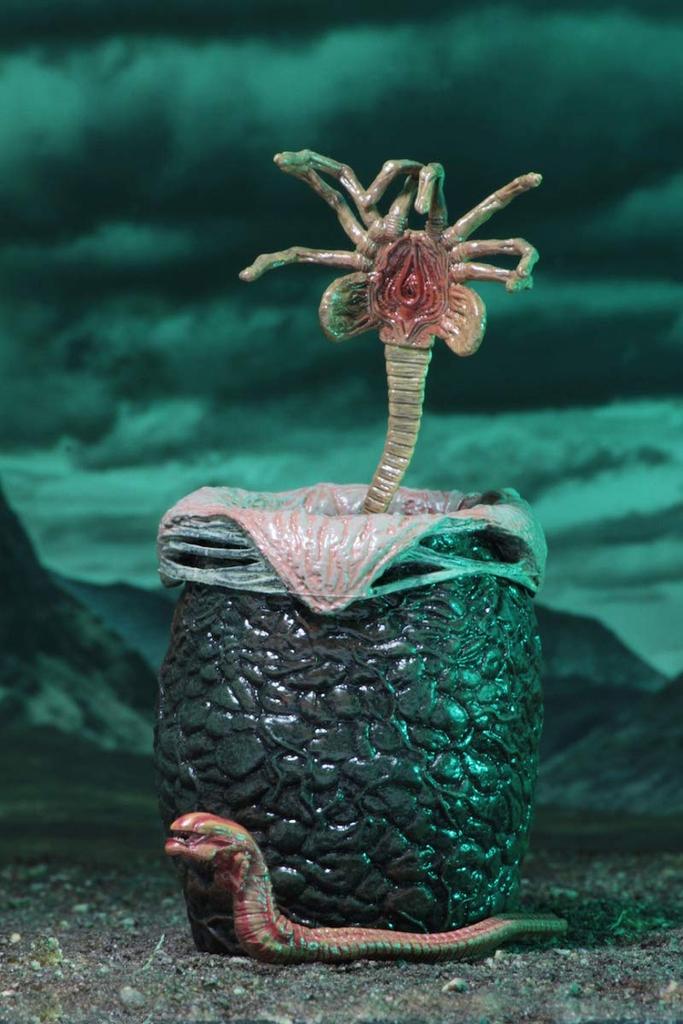 thumbnail interactive-video image 1 of Aliens 7-Inch Action Figure - Kenner Tribute Night Cougar Alien 1 of 13