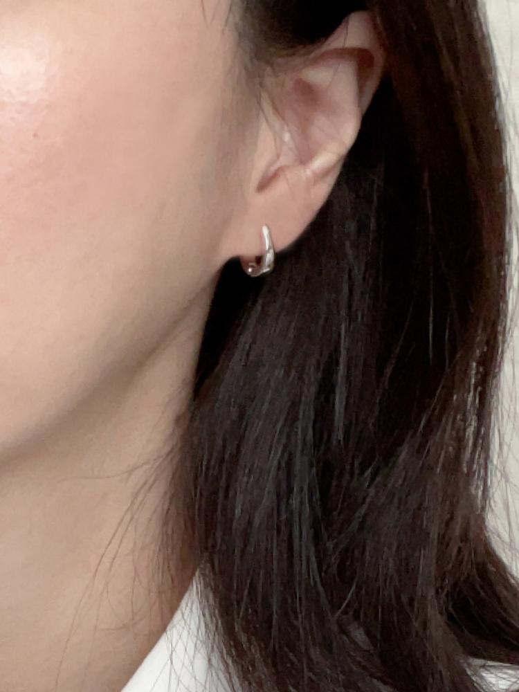 Elyona Ela 01 Earrings One-Touch Sleek Earrings