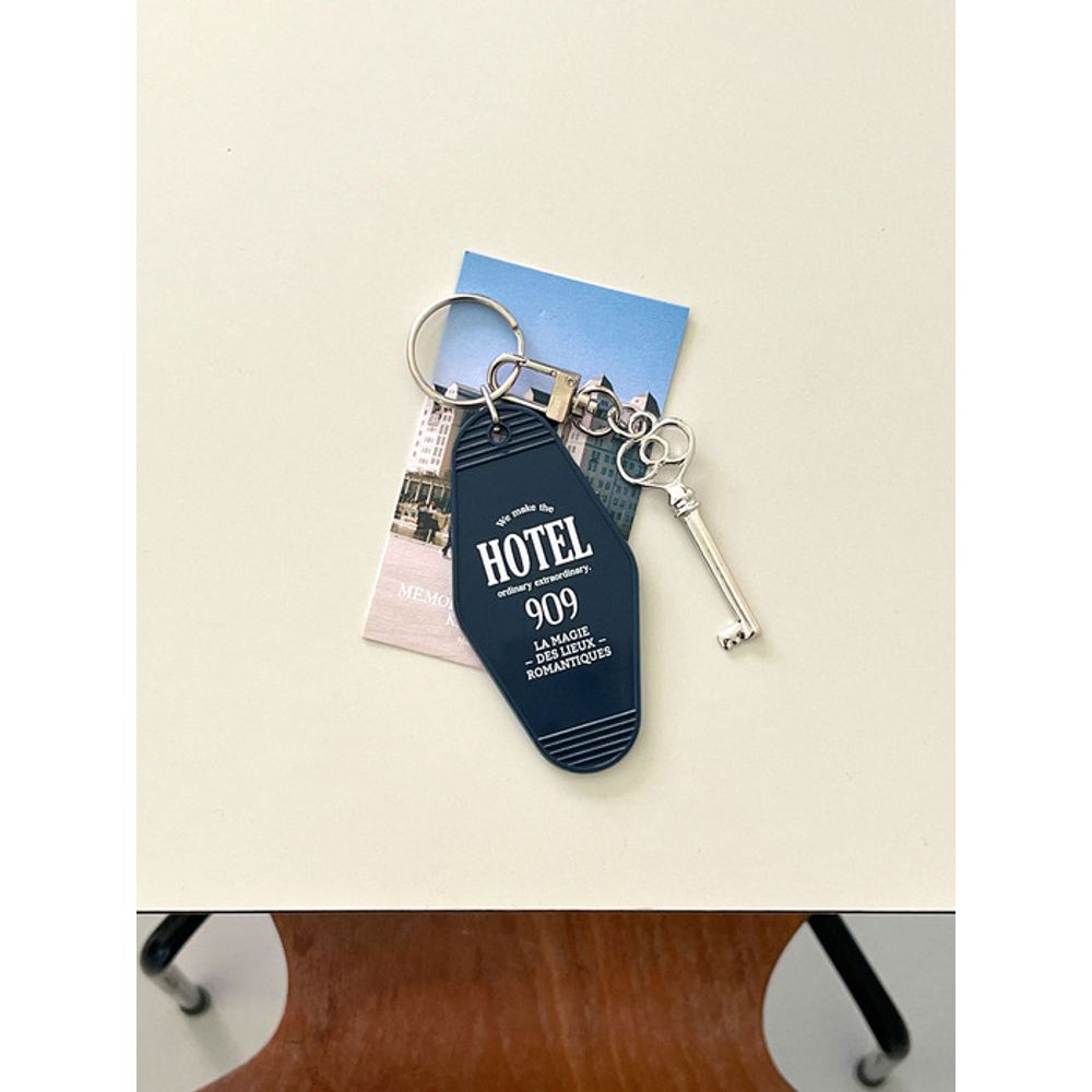 

mademoment memories in a hotel keyring single