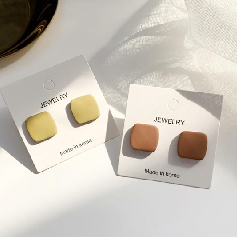 

Серьги квадратной формы, матовая текстура, желтого и коричневого цвета, простой дизайн.