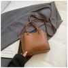Retro large-capacity high-quality textured handbag, new autumn and winter shoulder messenger bag, versatile bucket bag.