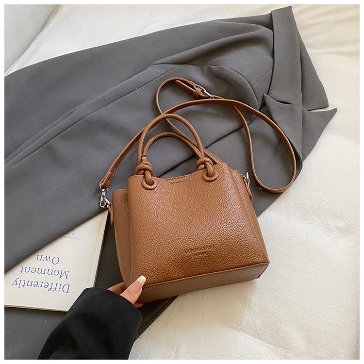 Retro large-capacity high-quality textured handbag, new autumn and winter shoulder messenger bag, versatile bucket bag.