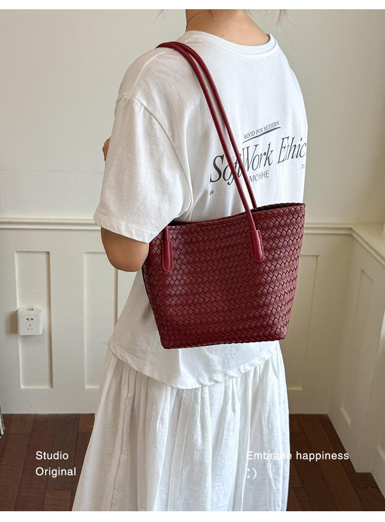Trendy Woven Handbag: Large Capacity Textured Tote