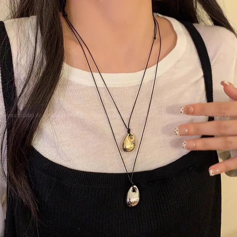 Collier Corde Cuir Noir Minimaliste Femme Automne et Hiver Simple Mode Pendentif Métal Irrégulier Chaîne Pull Longue