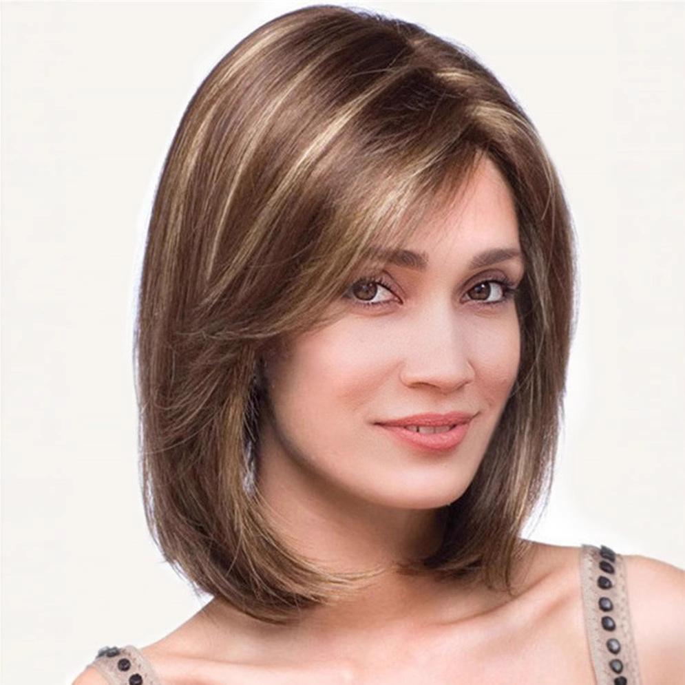 

Короткие прямые коричневые волосы с градиентным окрашиванием, длинная челка, повязка на голову