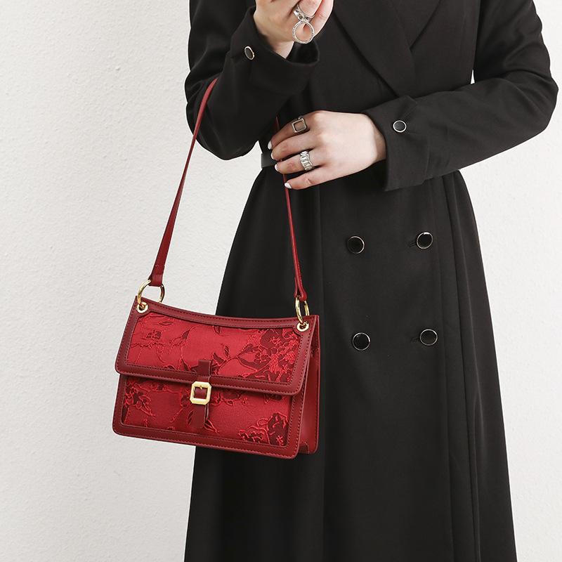 Red women's bag 2024 new niche design wedding bag bride's bag underarm bag fashionable crossbody handbag