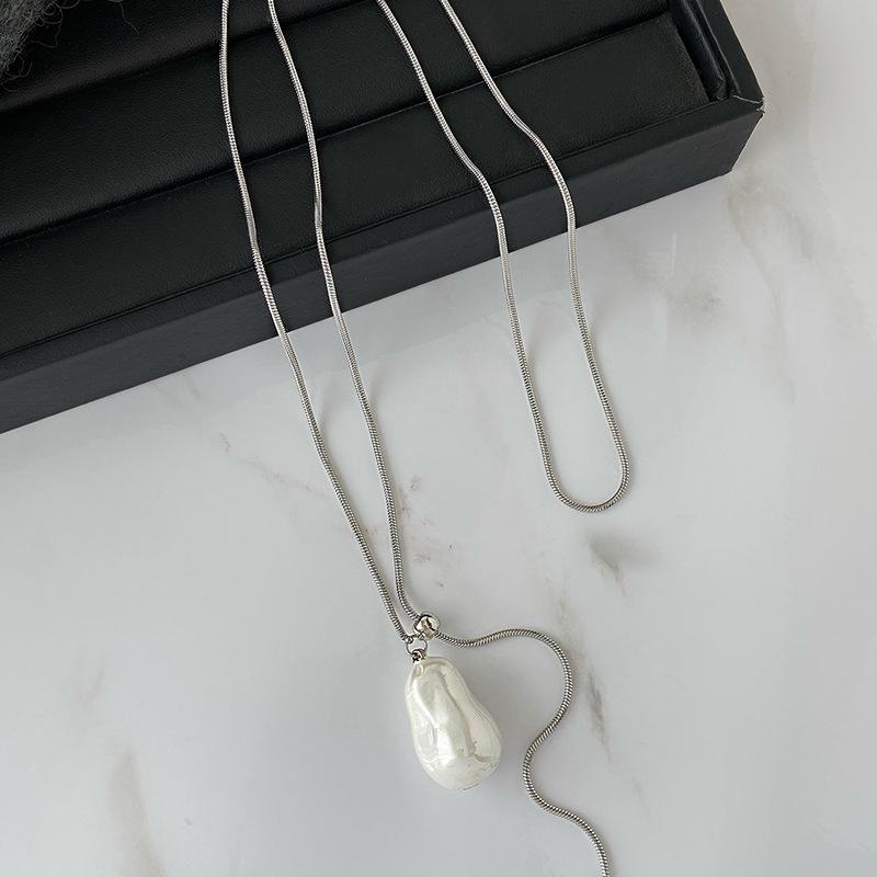 Elegant Irregular Pleats Shape Pearl Necklace – High-End Design, Light Luxury Sweater Chain