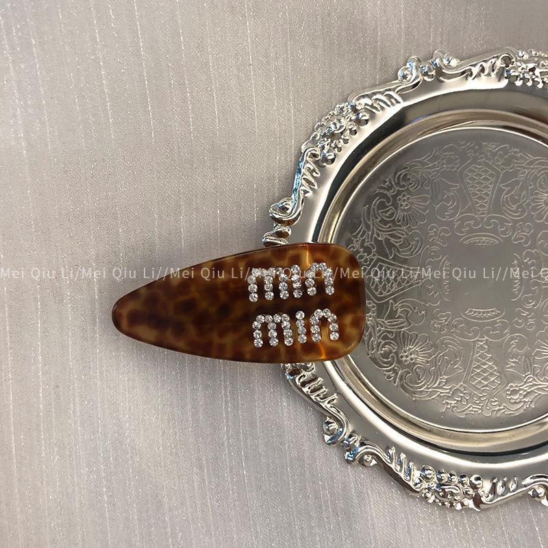 

Ацетатная заколка для волос с бриллиантовой буквой Xiaohongshu: Элегантная заколка-челка во французском стиле для женщин