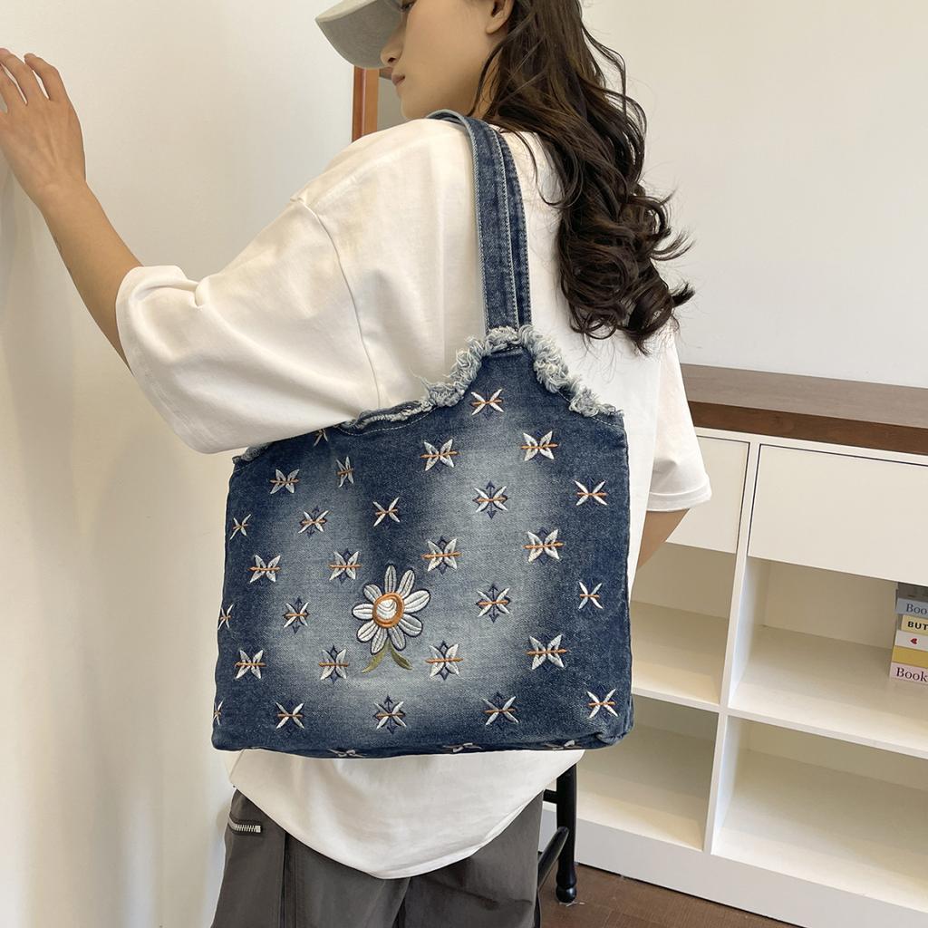 Borsa a Tote in Denim Retrò Estiva con Ricamo di Margherita e Croce Bordo Frangiato Borsa a Spalla in Denim Lavato Borsa a Mano Casual Spaziosa