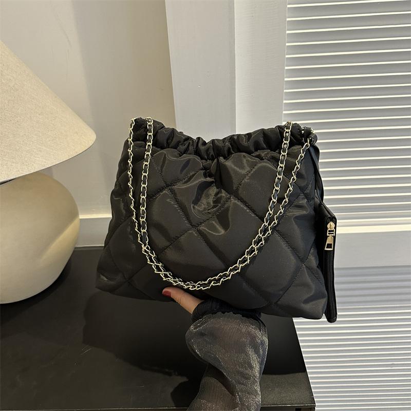 2025 autumn and winter new fashion women's bags with simple personality Korean version women's shoulder bags popular chain underarm bags