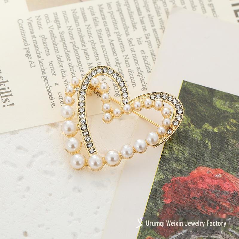 Elegant Pearl Heart Brooch: Autumn/Winter Korean Style