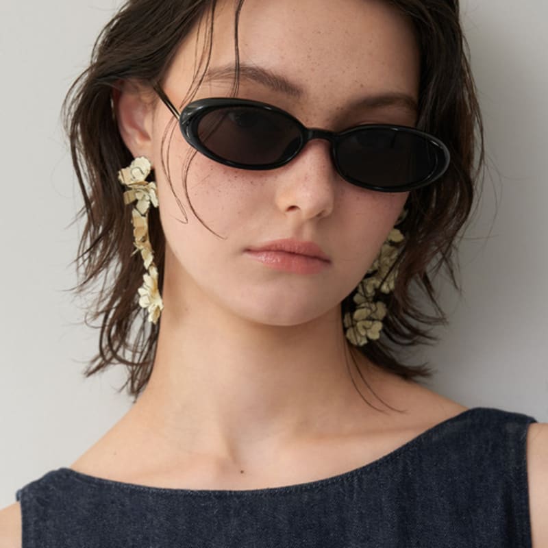 

One Brilliant Laura-OB564-Black single type