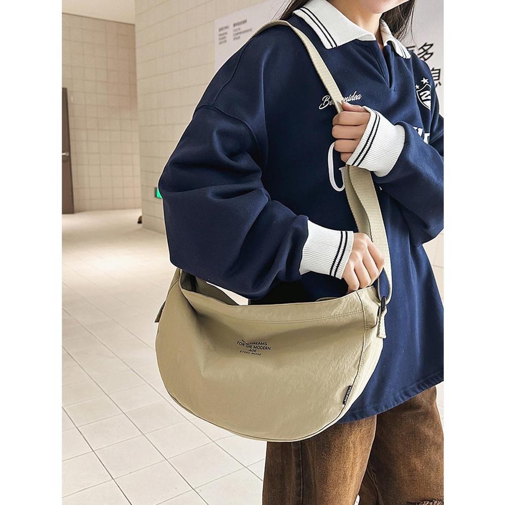 Crossbody bag for men's travel, lightweight leisure dumpling bag, simple and versatile waterproof outdoor commuting shoulder bag