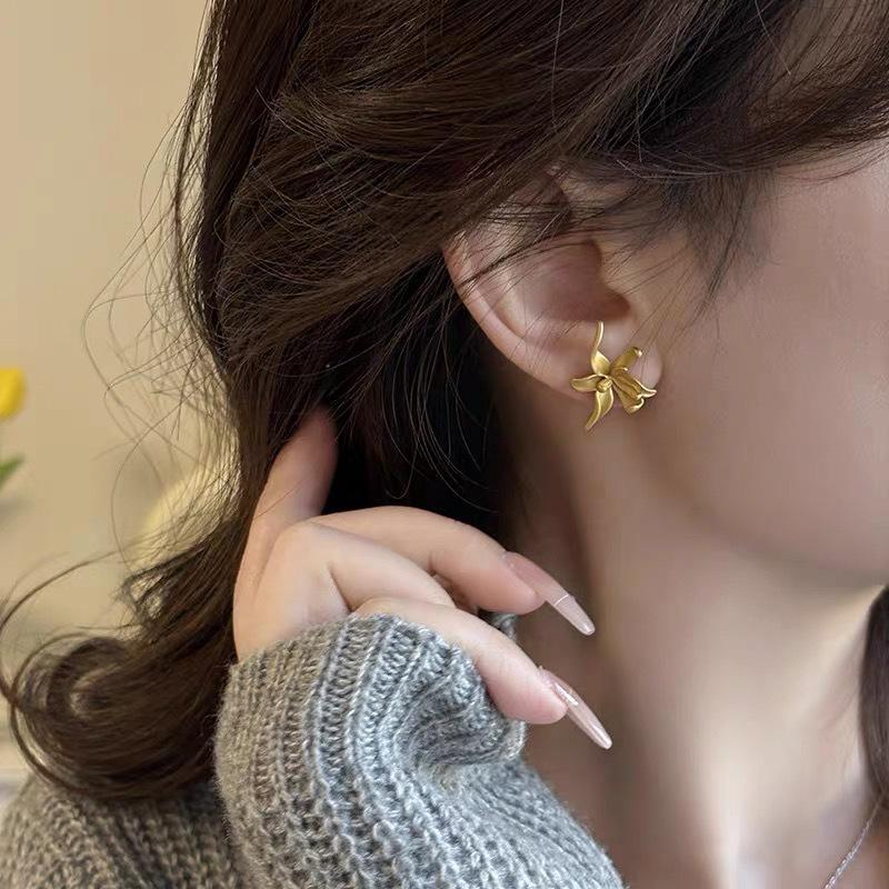 Irregular matte three-dimensional flower ear clips without ear piercings, niche design, retro stud earrings, versatile and sweet earrings