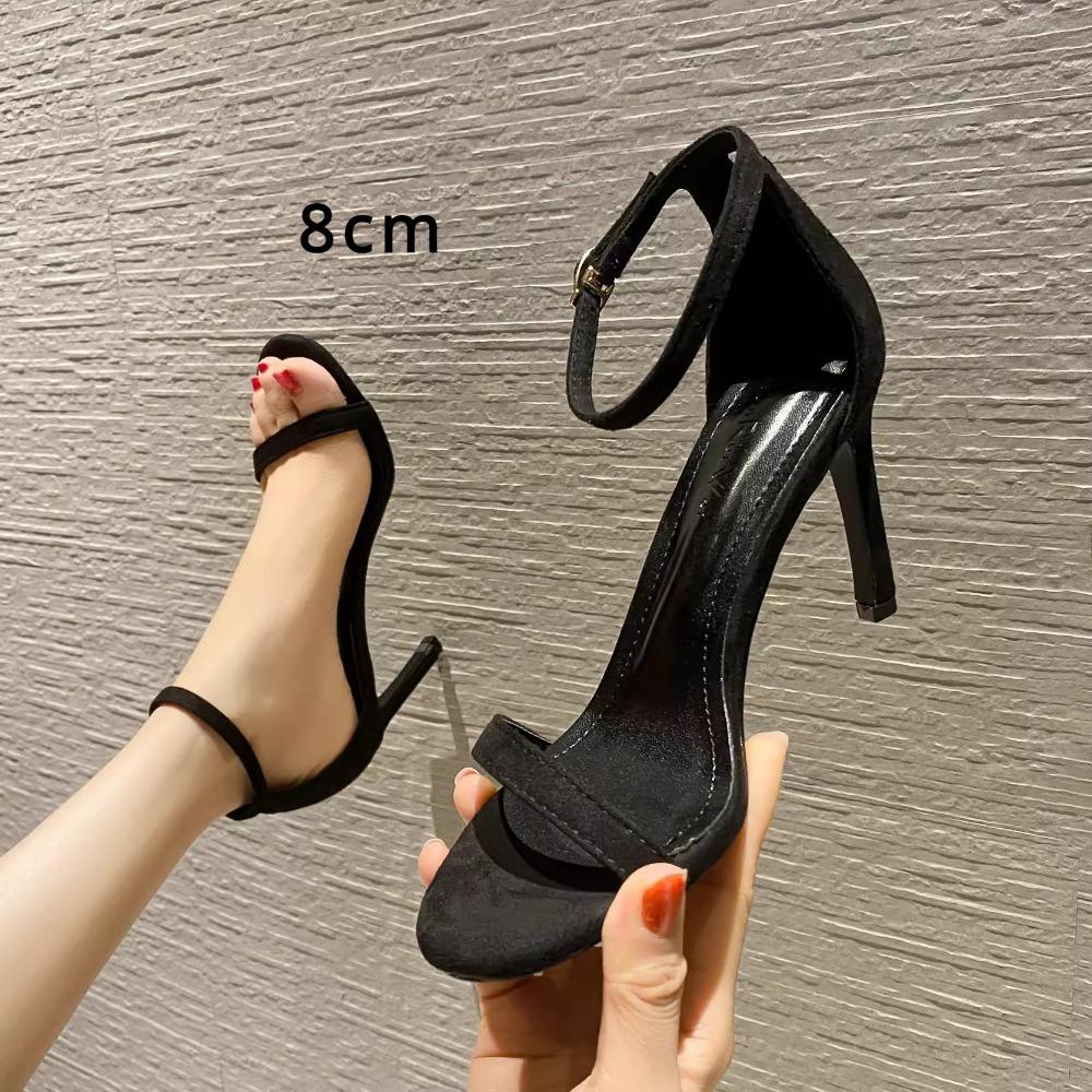 Женские сандалии с серебряным ремешком — фото 26