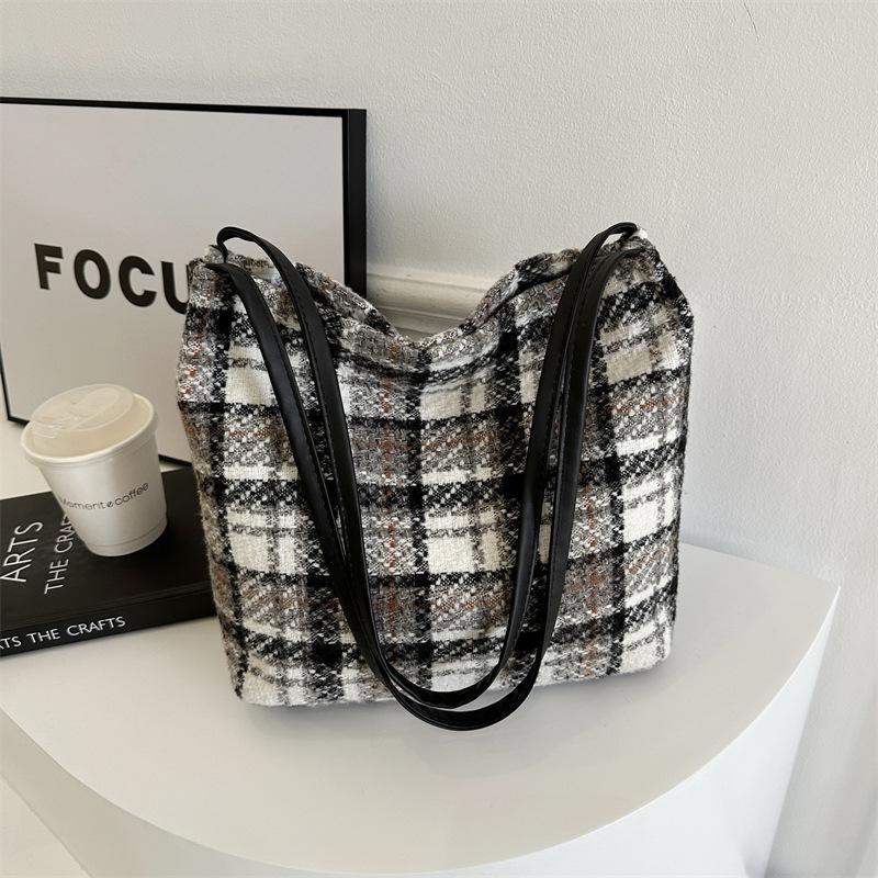 

Шерстяная клетчатая модная простая повседневная сумка-тоут большой вместимости 2025 в зарубежном стиле, новая зимняя корейская версия No pendant black