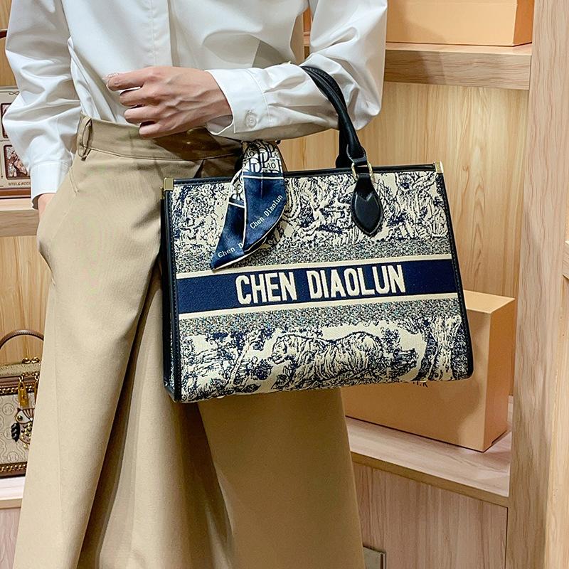 Trendy Embroidered Handheld Tote Bag for Women's New Autumn/Winter Large Capacity High End Feeling Morning Commuter Bag
