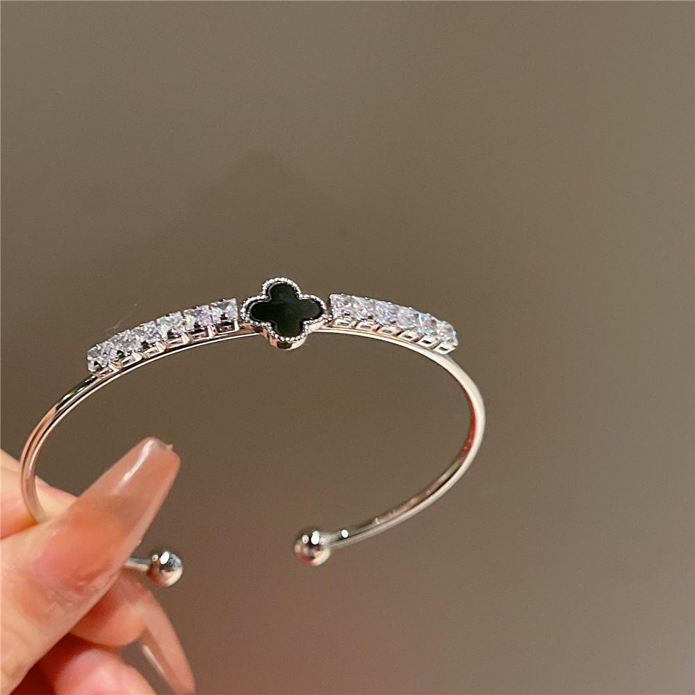 

Изысканный компактный черный браслет с четырьмя листьями и квадратным циркониевым браслетом, элегантное женское украшение в виде цветка на руку