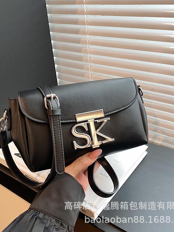 

Премиальная сумка-подушка 2024 года, новая универсальная маленькая квадратная сумка, сумка через плечо, сумка под мышкой, нишевая модная сумка для женщин чёрный