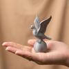 Figurina di Uccello Bianco Stampata in 3D Piccolo Uccello della Pace su Palla Statua Piccola Scultura Decorativa di Uccello per Interni Scrivania Scaffale Decorazione