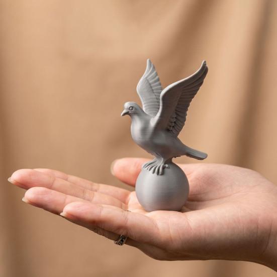 Figurina di Uccello Bianco Stampata in 3D Piccolo Uccello della Pace su Palla Statua Piccola Scultura Decorativa di Uccello per Interni Scrivania Scaffale Decorazione
