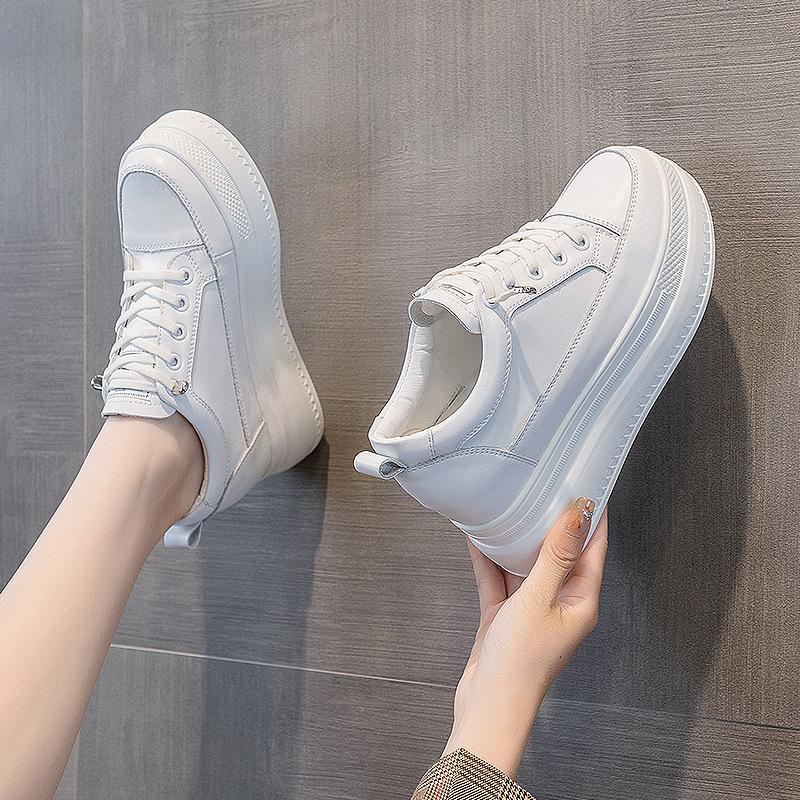 

Повседневные маленькие белые туфли женские 2025 новые ежедневные универсальные спортивные толстая подошва внутренняя высота увеличение маленькие белые туфли модный трендовый крутой стиль 39