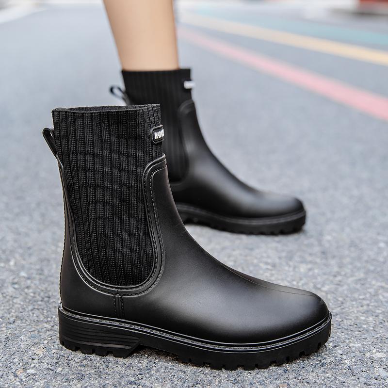 

Женские короткие дождевые ботинки новые модные в вертикальную полоску нескользящие водные ботинки пластиковые галоши низкие уличные дождевые ботинки женские 41 чёрный