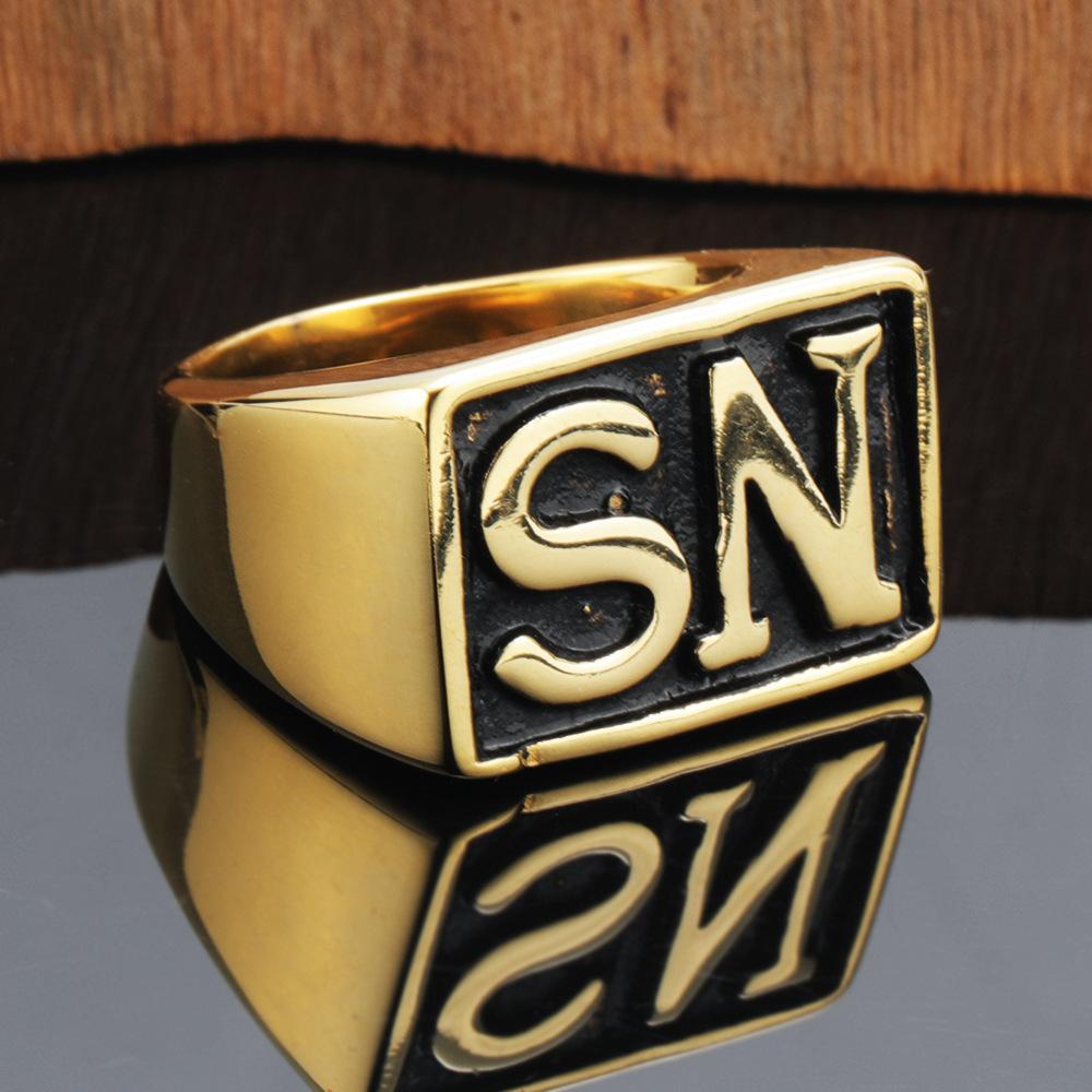 Anello Personalizzato Semplice Versione Larga Lettera Inglese 2026 Europeo e Americano, Anello da Uomo Locomotiva