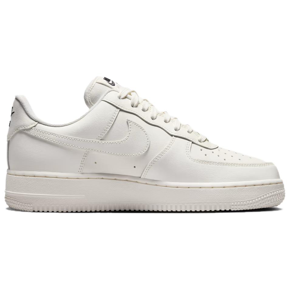 Nike נעלי סניקרס לנשים אייר פורס 1 07 אסנשיאל מפרש שחור קרם HF1058-133