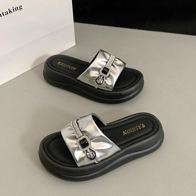 2025 new thick-soled one-word French with skirt beach casual non-slip muffin shoes summer fashion outer slippers