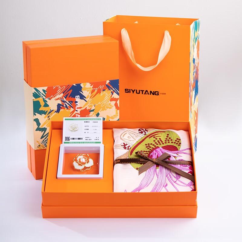 

Брошь с таитянским жемчугом и набор шелковых шарфов