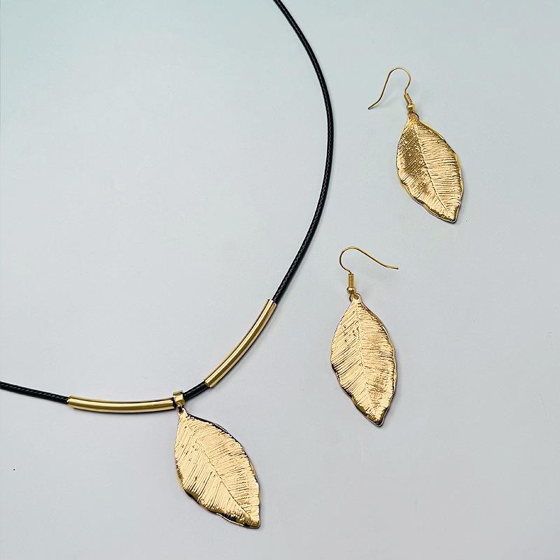 

Personalized Simple Leaf Earrings Necklace Set Temperament Classic Retro Earrings имбирный