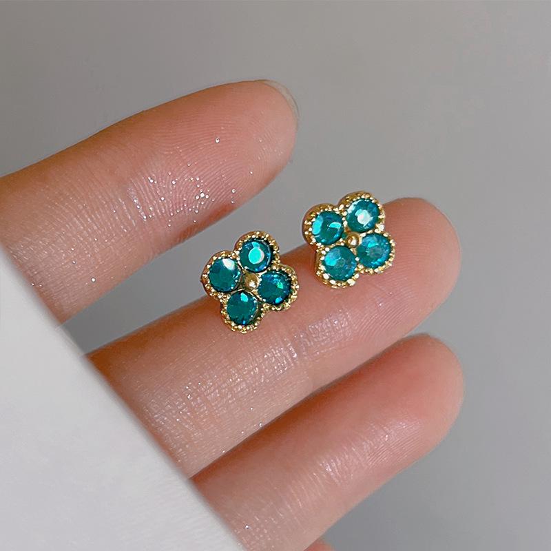 Women's Luxury Textured Metal Hoop Earrings - Versatile Niche Design