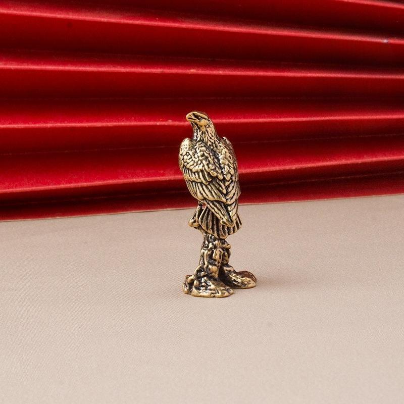 

Handmade Eagle Ornament Vintage Copper Bird Figurine Sculpture Handmade Crafts Mini Home Office Desktop Animal Decoration