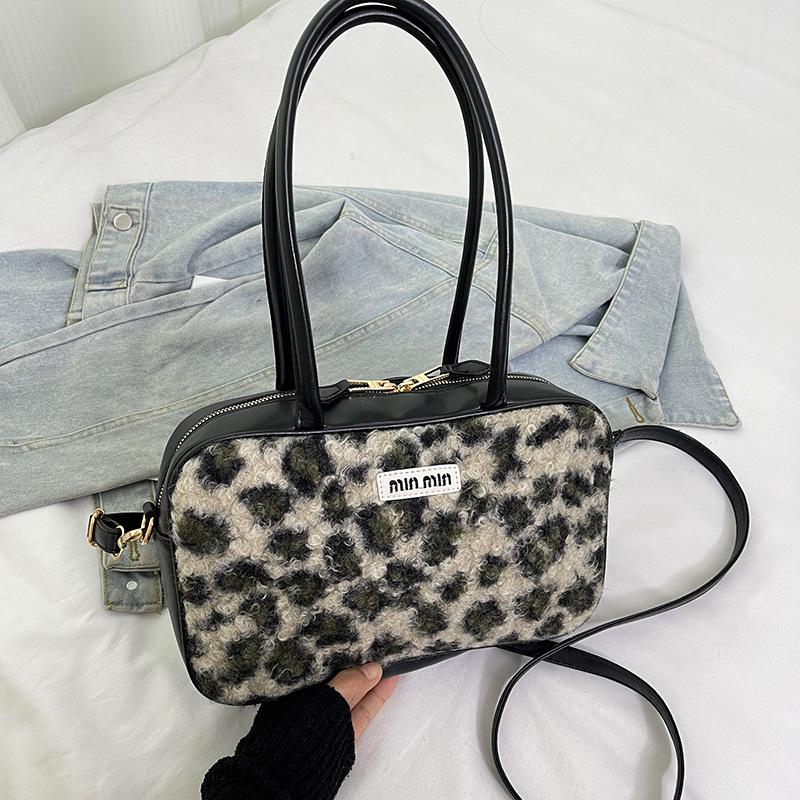 

Плюшева маленька жіноча сумка з леопардовим принтом 2024, нова осінь і зима, популярна ніша, модна портативна сумка-подушка в стилі ретро чорний