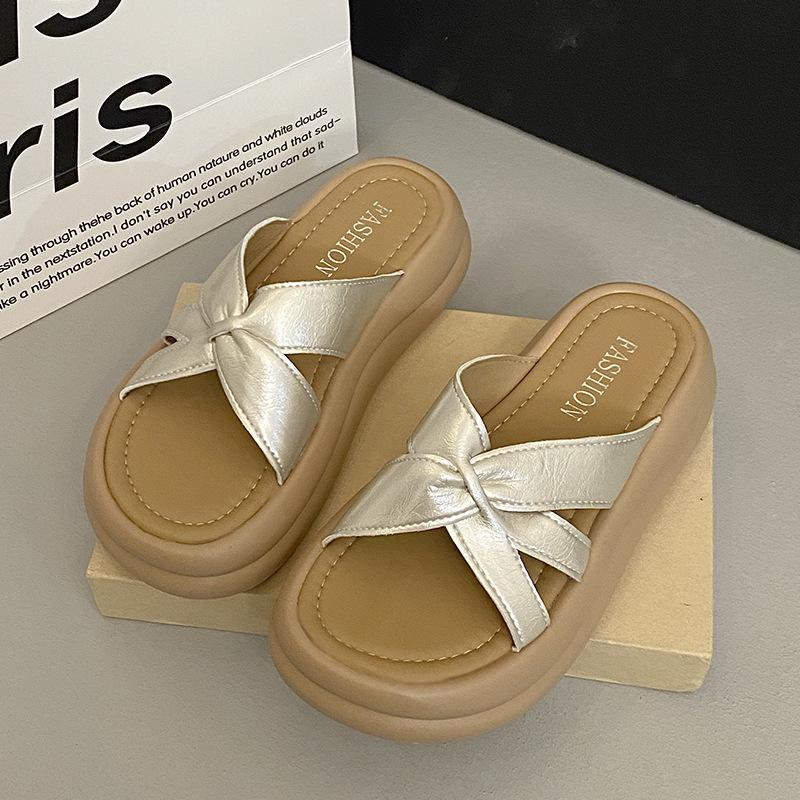 

Soft leather platform beach slippers women s shoes 2025 new summer wear premium cool slippers with skirt one-word drag 40 шампанского