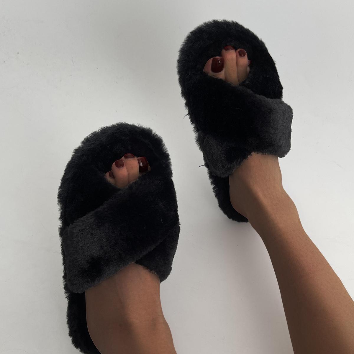 

Женские тапочки 2024 года, новые летние модные повседневные босоножки с открытым носком, туфли на плоской подошве, тапочки на низком каблуке, шлепанцы, женские, больших размеров 42-43 чёрный