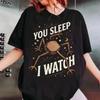 Erstaunen Erstaunen Erstaunen Shirt Du schläfst Ich schaue T-Shirt Lustiges Sci-Fi-Leser Geschenk Shirt Rocky Inspiriertes Alien T-Shirt Unisex Unisex Baumwoll Oberteile