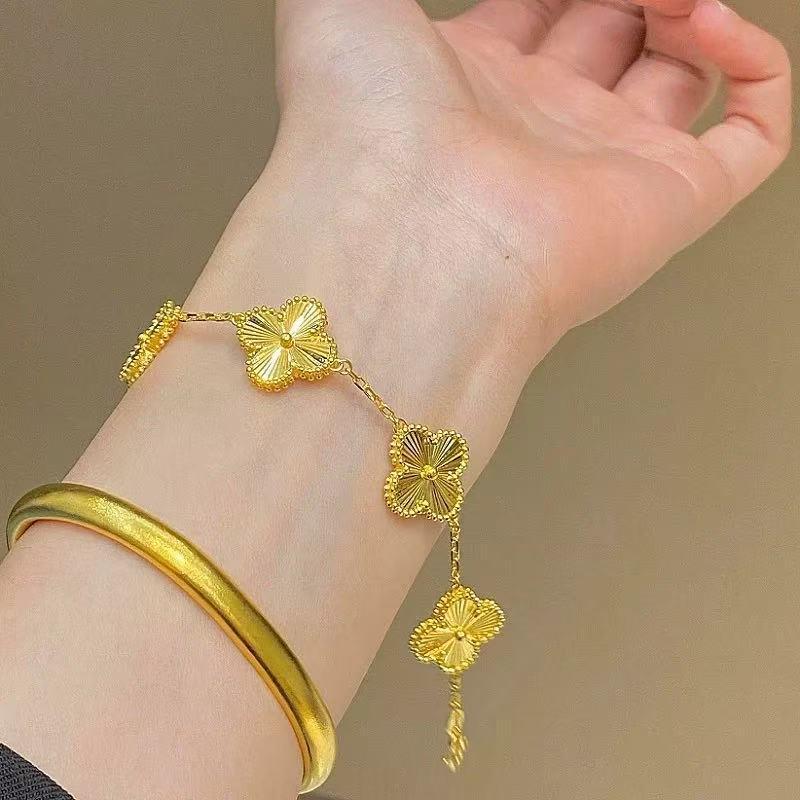 Xiaohongshu Douyin Gold-Plated Four-Leaf Clover Five-Petal Bracelet: Elegant, Versatile, High-End Bracelet for Women.