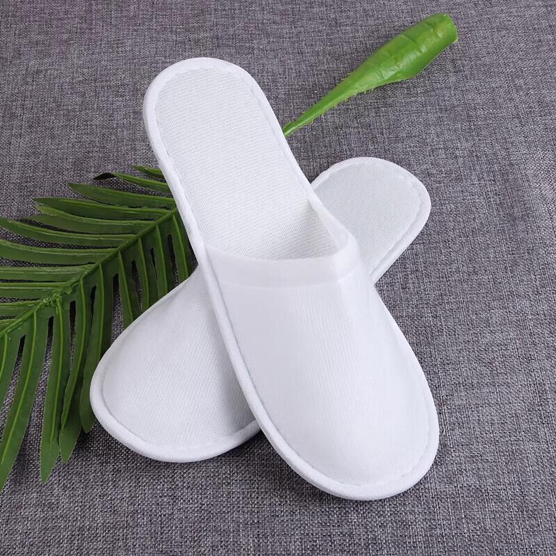 Одноразовые тапочки для гостей отеля