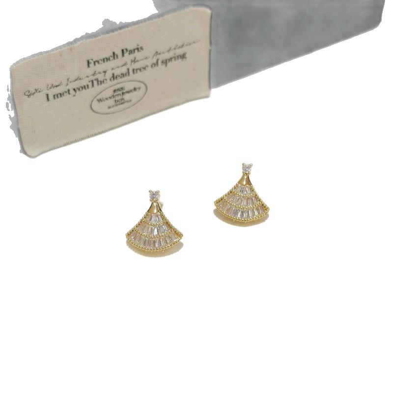 Chic Luxury Zirconia Fan-Shaped Stud Earrings – Versatile, High-End Commuting Ear Jewelry