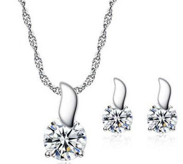 

Набор циркониевых колье и серег: Женственный кулон в виде листа, круглые серьги-пусеты «Восемь сердец и стрел» серебряный